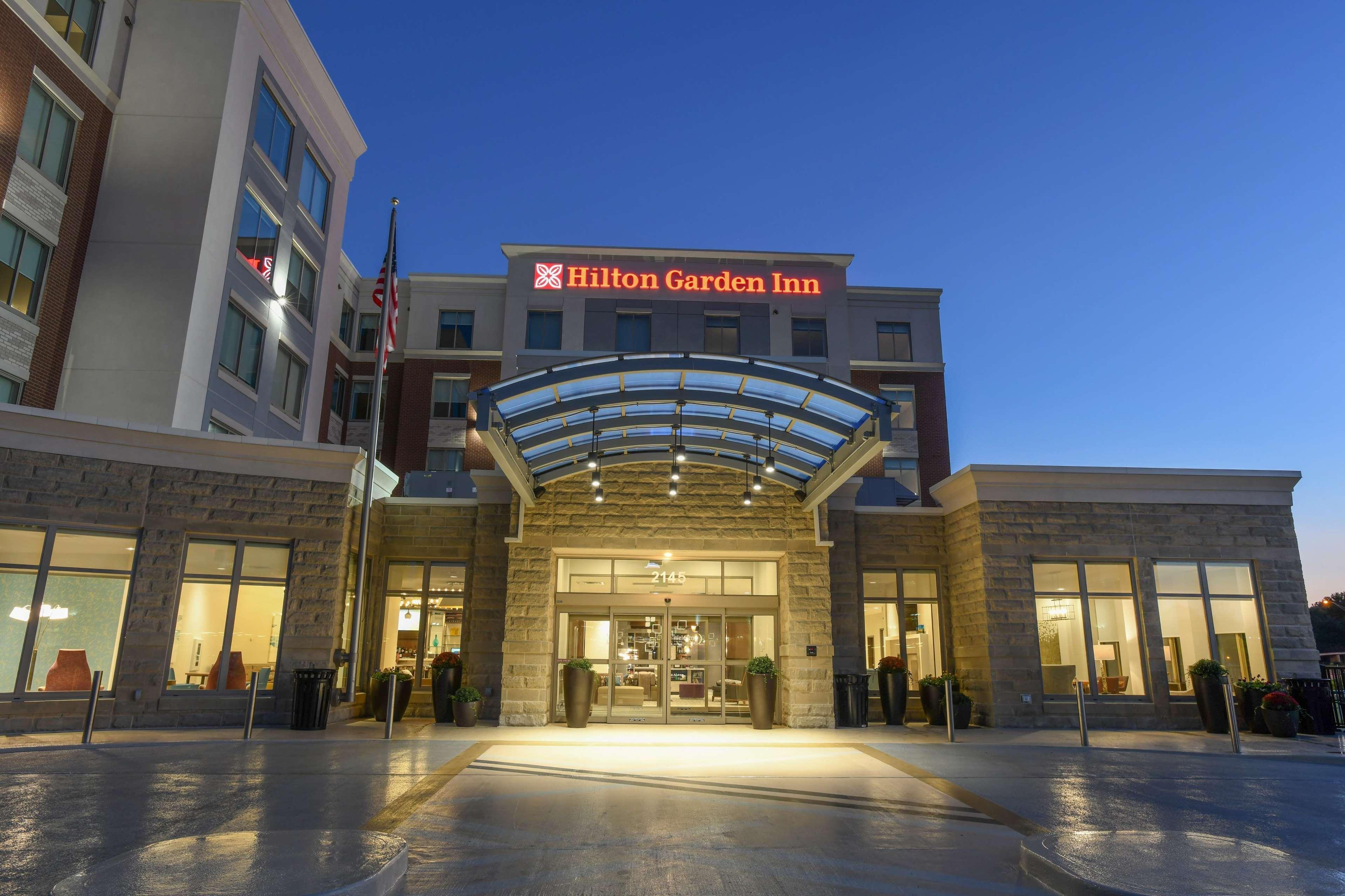 Hilton Garden Inn Cincinnati Midtown Exterior photo